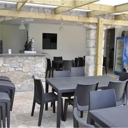 Avec Terrasse A - 6 Personnes - Api-1-52-1394 Camping *