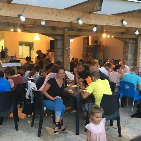 Avec Terrasse A - 6 Personnes - Api-1-52-1394 Vogue